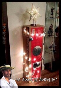 Celio armó el árbol dejándolo en la caja